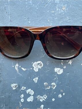 Tommy Hilfiger Women's Tortoiseshell Sunglasses - Brown Lenses